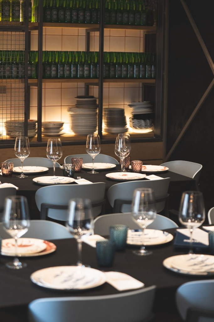 Mesas y ambiente en el interior de Bar El Toloño