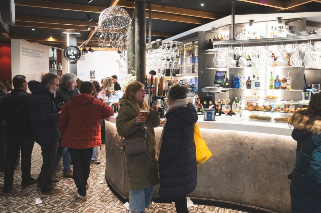 Clientes dentro de Bar El Toloño