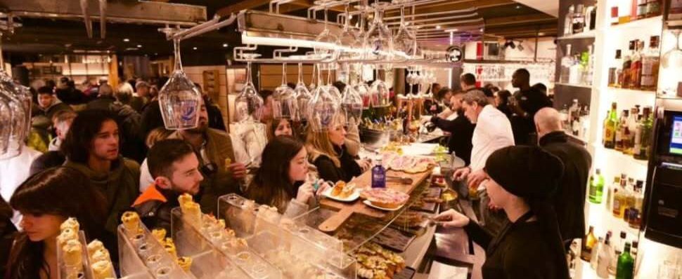 Clientes de Tapeo En El Toloño Bar
