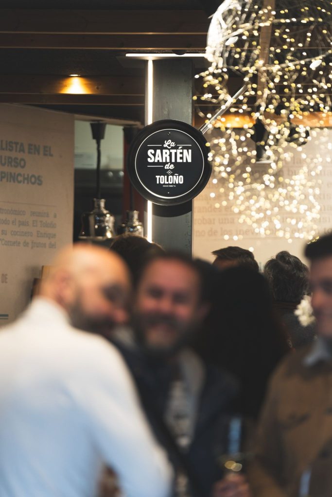 Clientes disfrutando del tapeo en El Toloño Bar