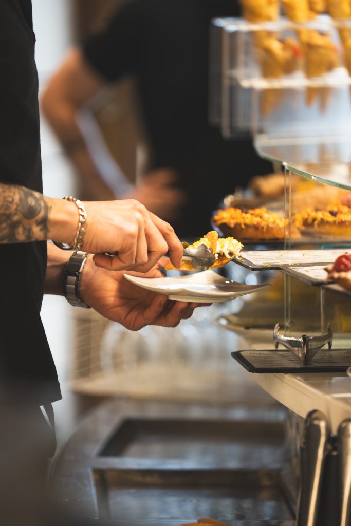 Barra de pintxos y raciones en El Toloño